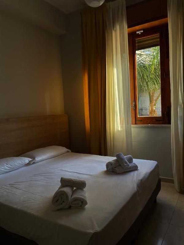 Deluxe Double Room with Side Sea View image 1