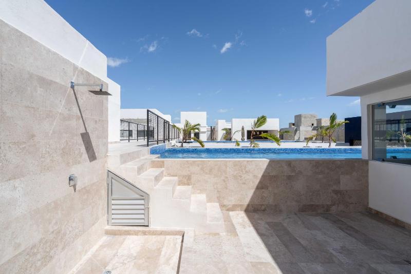 2BD with Rooftop Pool near Beach - image 10