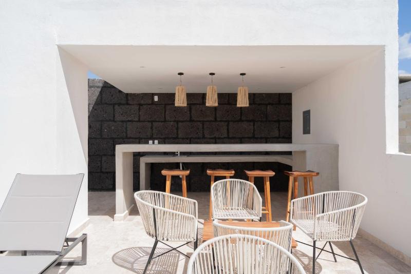 2BD with Rooftop Pool near Beach - image 25