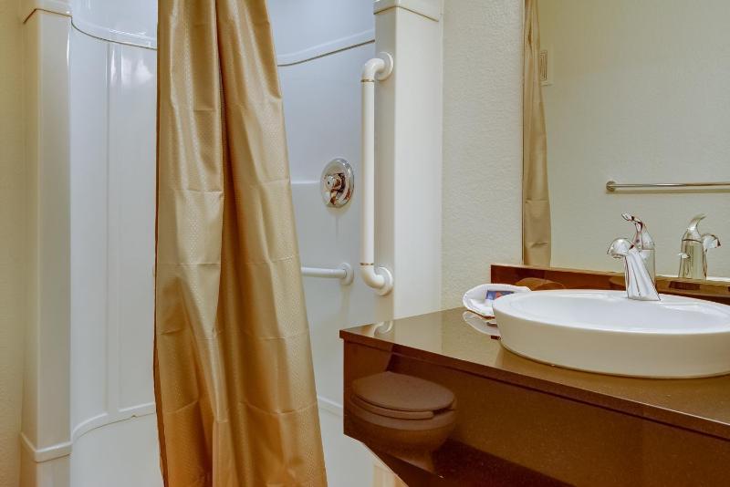 Queen Room image 2