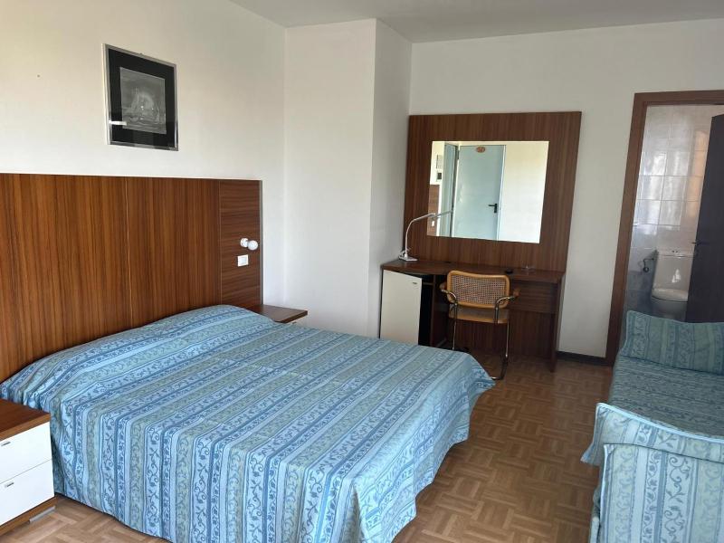 Economy Triple Room image 4
