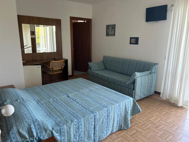 Economy Triple Room image 3