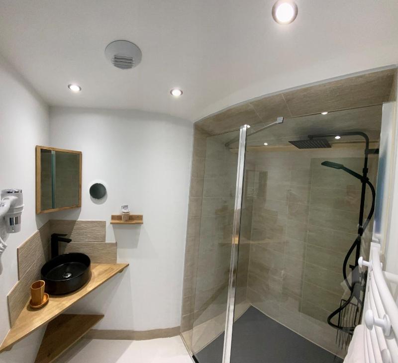 Twin Room image 4
