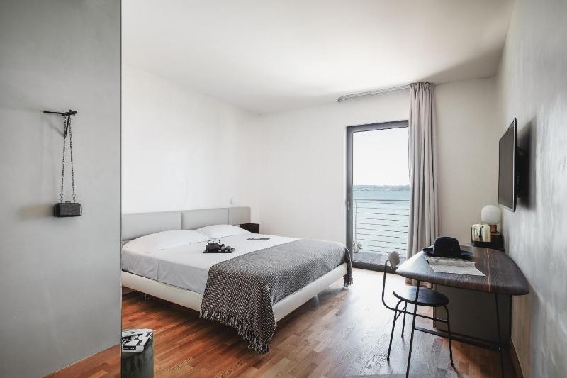 Deluxe King Double Room with Balcony - Lake View image 1