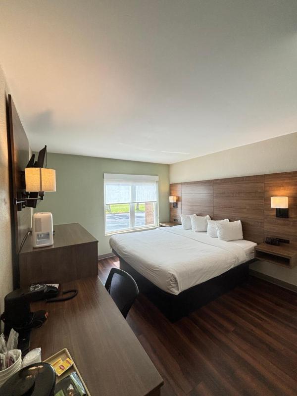 King Room with Bath Tub/Shower - M?obility Accessible/Non-Smoking image 1