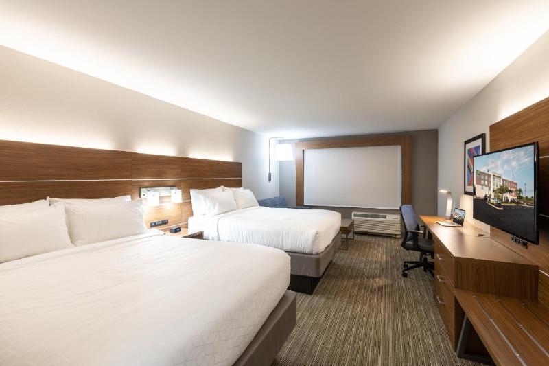 Standard Queen Room with Two Queen Beds image 4