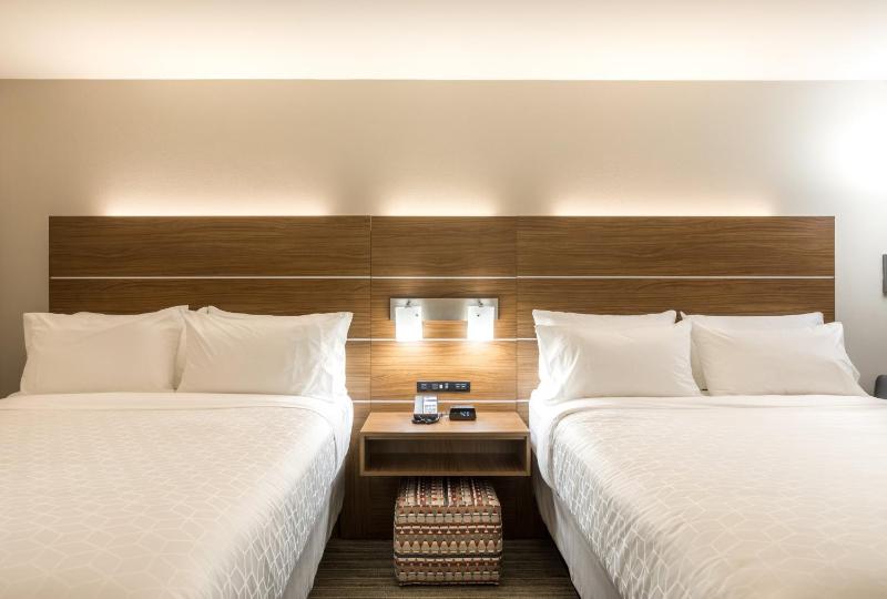 Standard Queen Room with Two Queen Beds image 2