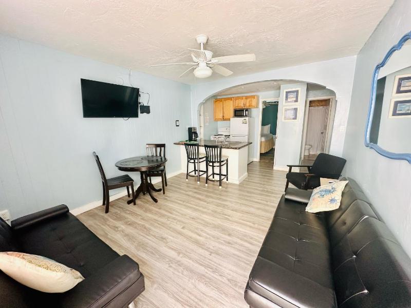 St Maurice Beach Inn - image 9