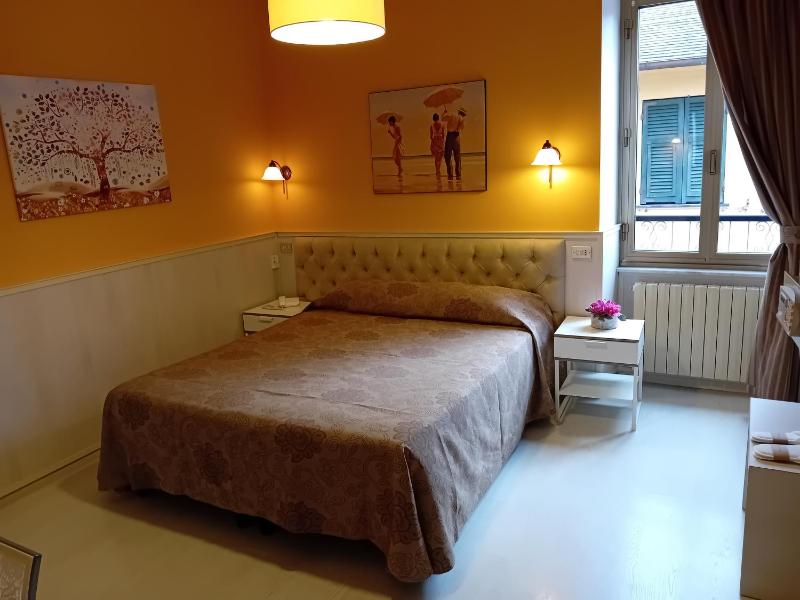 Double Room image 3