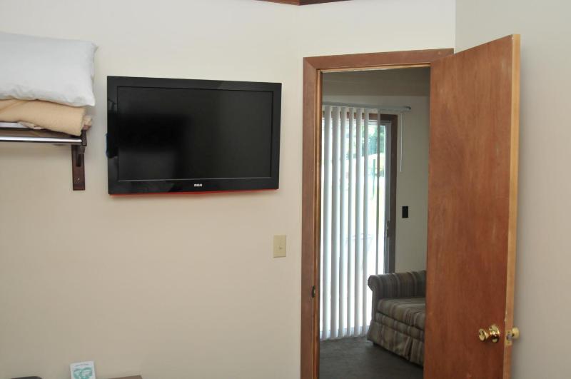 Queen Room with Kitchenette image 3