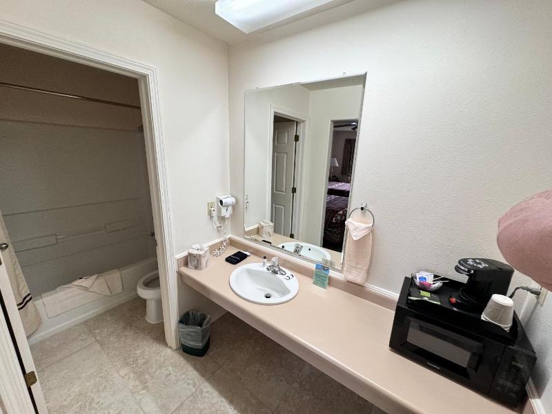 Queen Room image 2