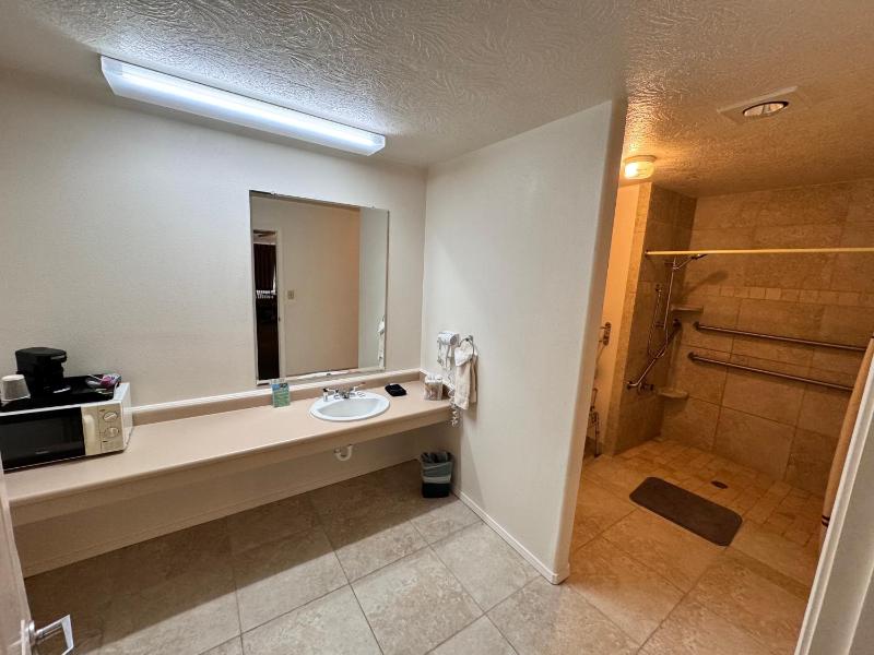 Queen Room - Disability Access image 3