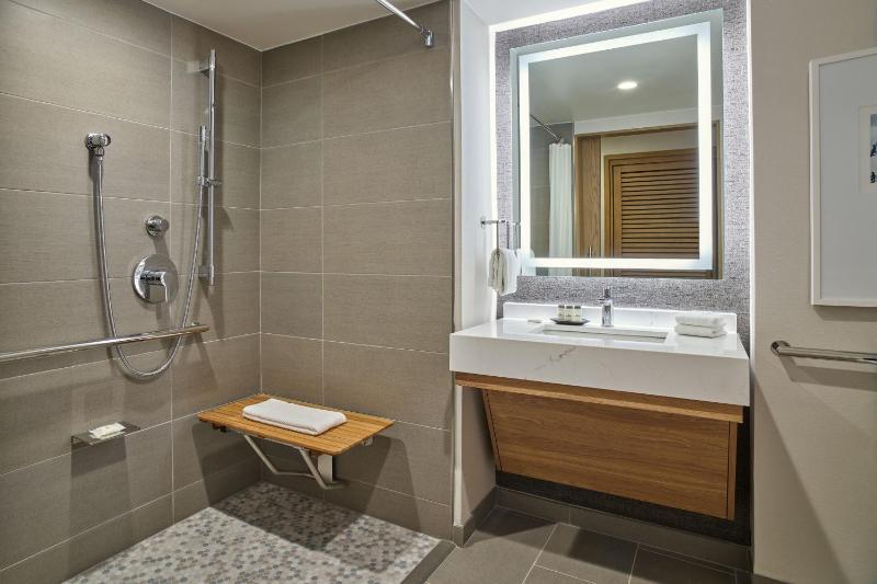 Deluxe King Room image 3