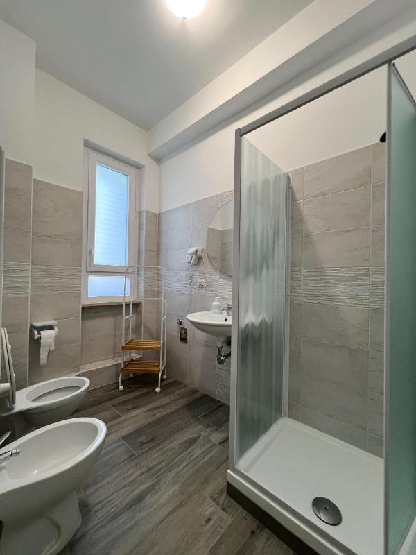 Twin Room with Private Bathroom image 3