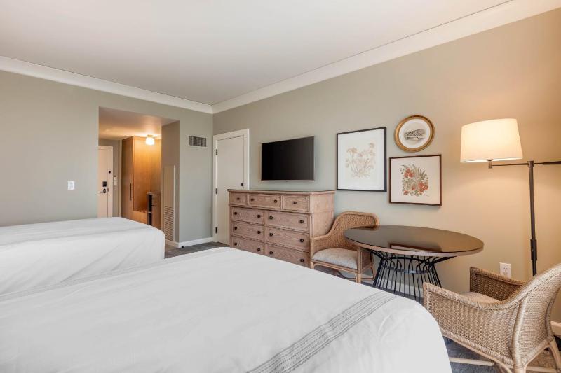 Deluxe Room - 2 Queen Beds image 1