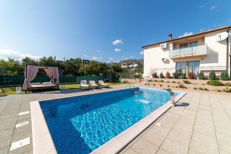 Holiday house with a swimming pool Kastel Stari Kastela - 22832 - image 9