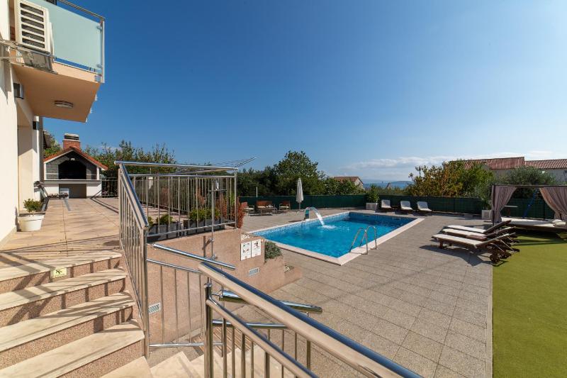Holiday house with a swimming pool Kastel Stari Kastela - 22832 - image 10