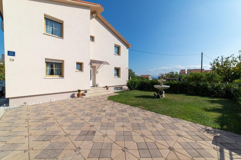 Holiday house with a swimming pool Kastel Stari Kastela - 22832 - image 4