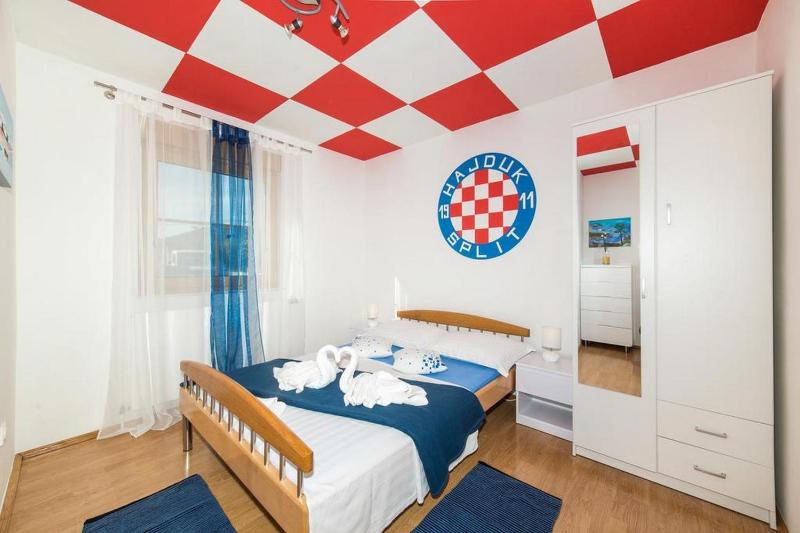 Holiday house with a swimming pool Kastel Stari Kastela - 22832 - image 12