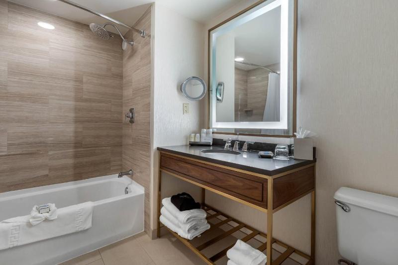 Deluxe Double Room with Two Double Beds image 2