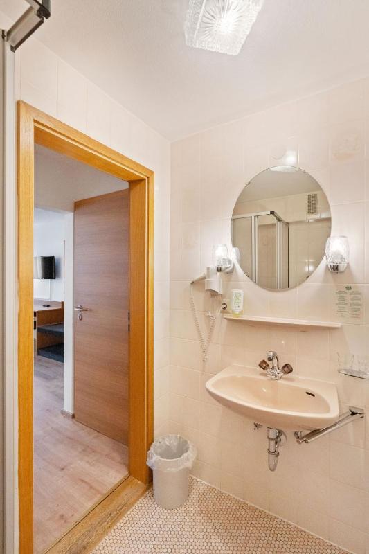 Standard Double Room image 2