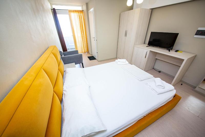 Deluxe Double or Twin Room with Balcony image 2