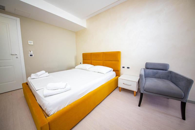 Deluxe Double or Twin Room with Balcony image 3