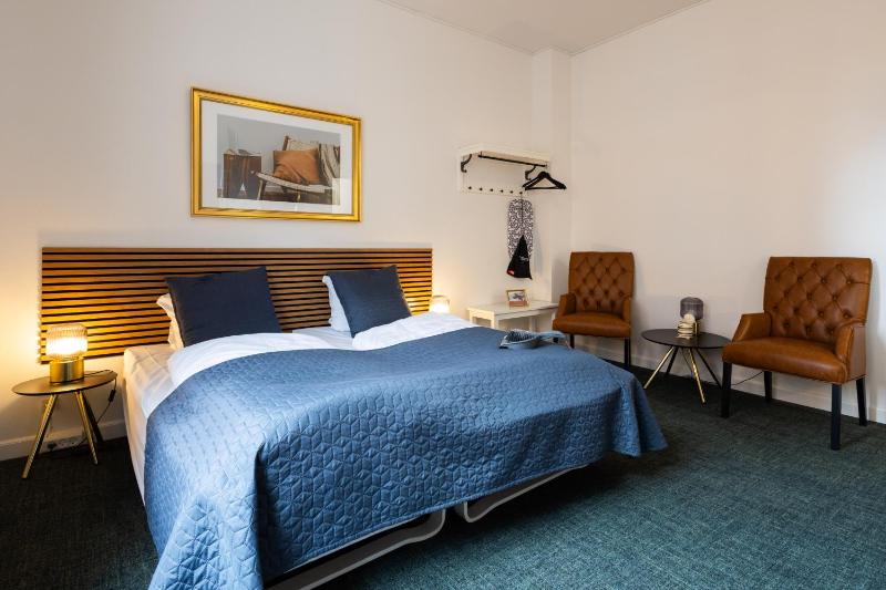 Double or Twin Room image 4