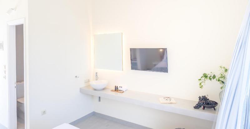 Double Room with Balcony and Sea View image 4