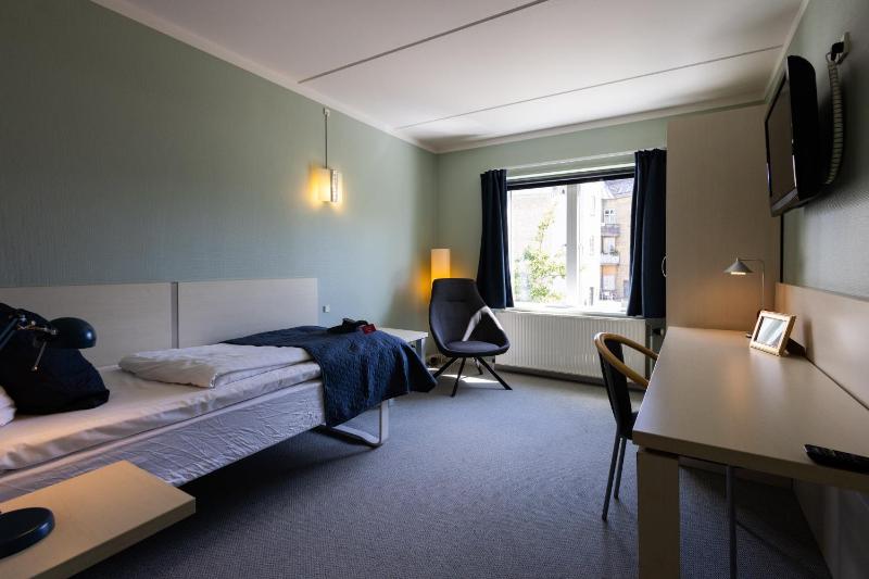 Standard Single Room image 3