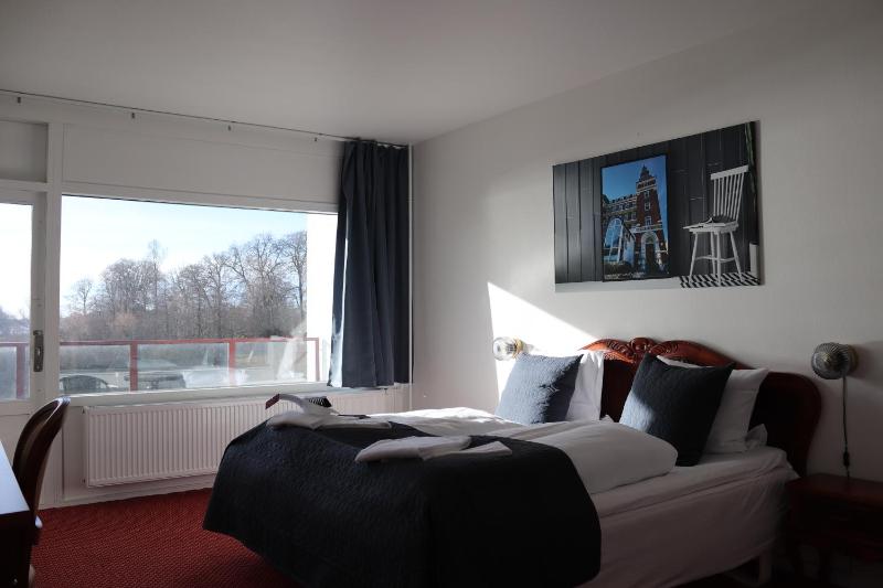 Double or Twin Room with Lake View image 2