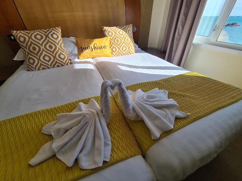 Twin Room with direct sea view image 4