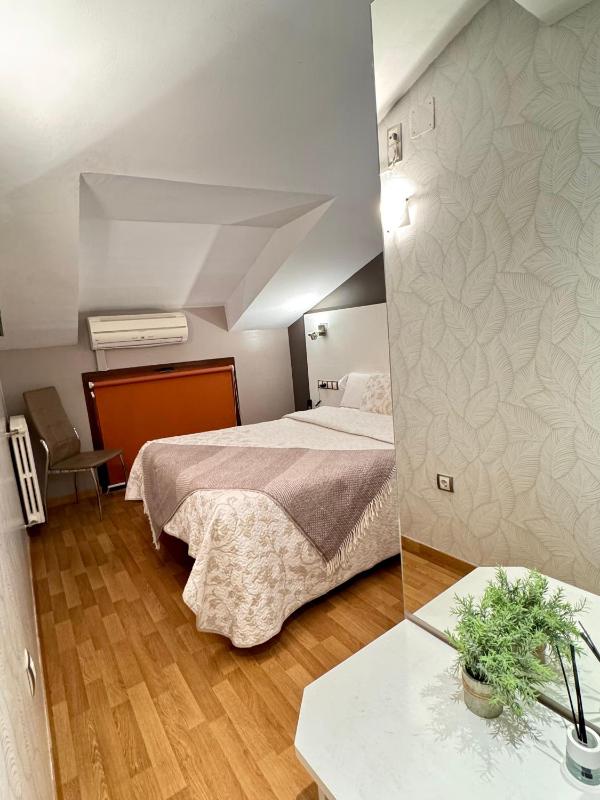 Budget Double Room image 3