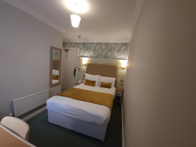 Standard Double Room image 3