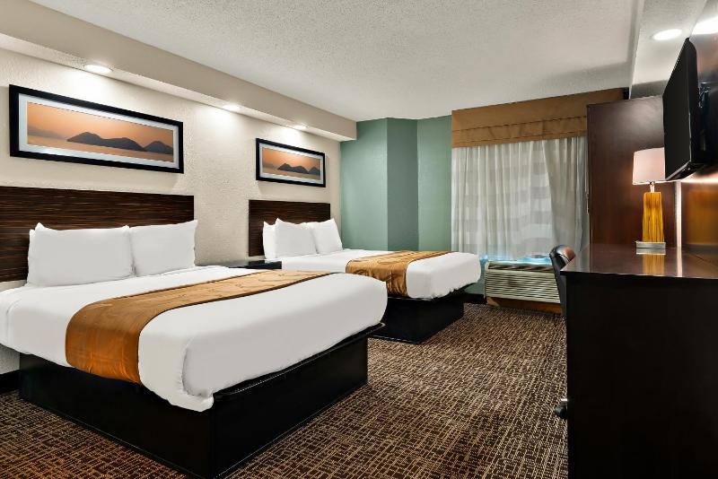 Queen Room with Two Queen Beds - Non-Smoking image 4