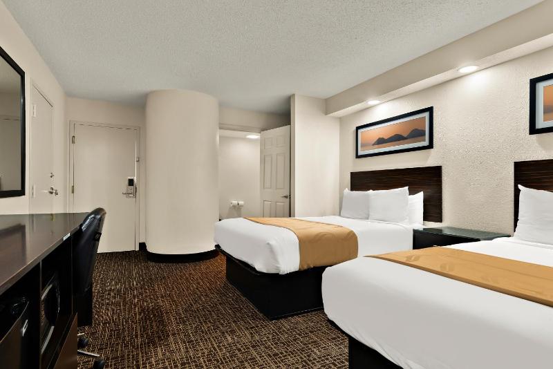 Queen Room with Two Queen Beds - Non-Smoking image 3