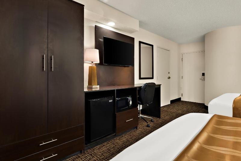 Queen Room with Two Queen Beds - Non-Smoking image 2