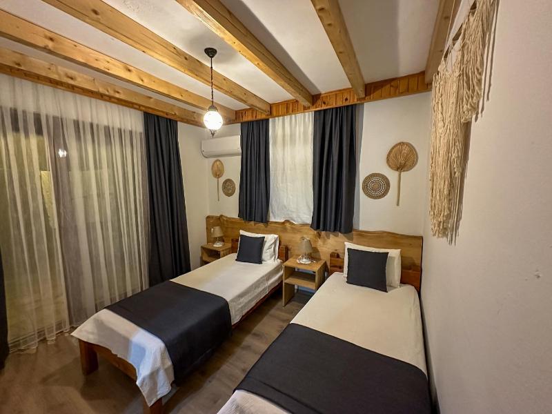 Double or Twin Room with Garden View image 4