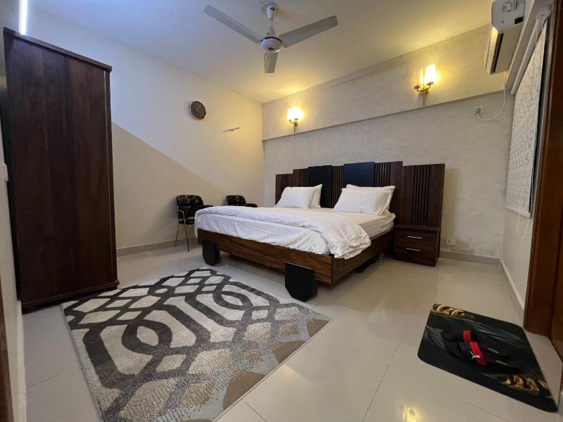 Comfortia Guest House 3 Bed with DringDining - image 9