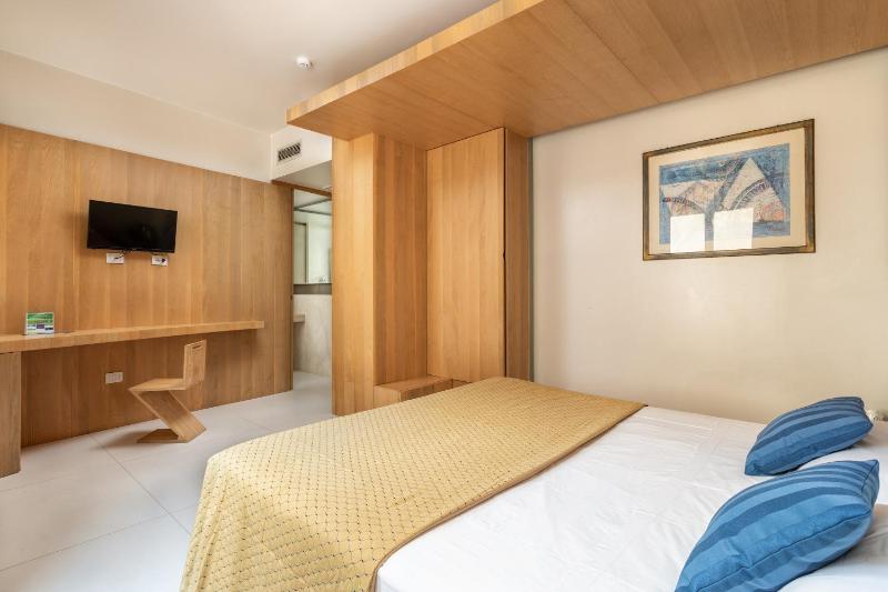 Economy Triple Room image 2