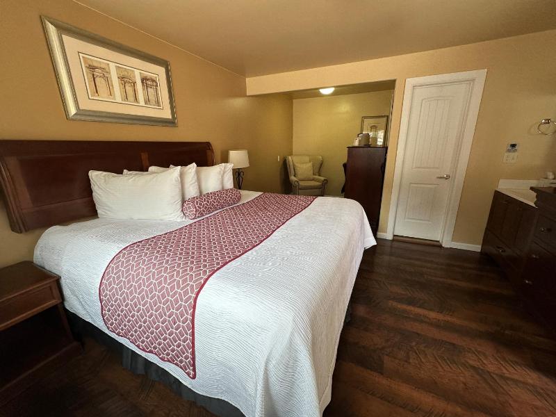 Deluxe Room image 2