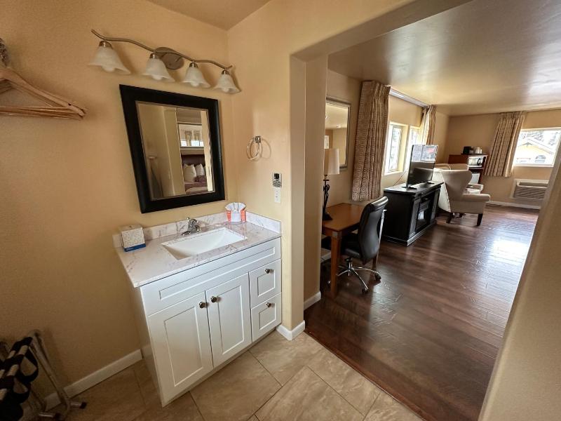 Deluxe Double Room image 2
