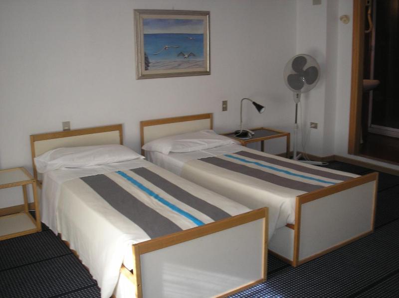 Economy Triple Room image 1