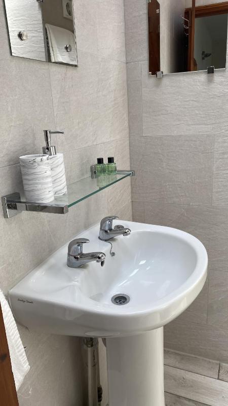 Double Room with Private Bathroom image 2