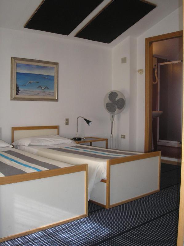 Economy Triple Room image 3