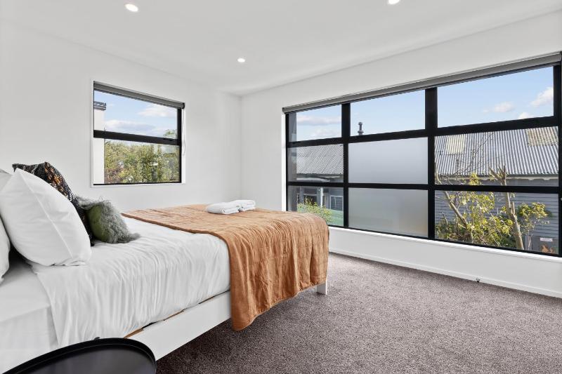 Peaceful Elegant Designated Park King Bed - image 2