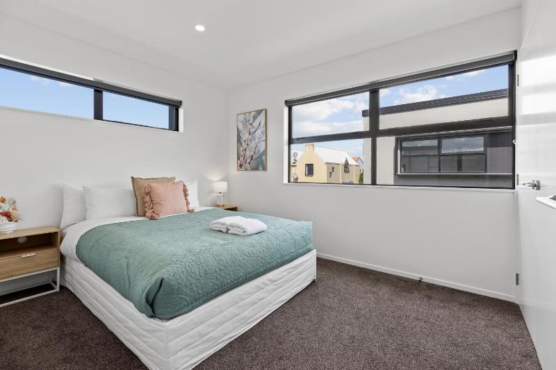 Peaceful Elegant Designated Park King Bed - image 8