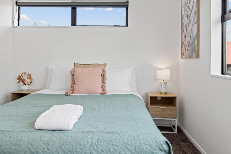 Peaceful Elegant Designated Park King Bed - image 5