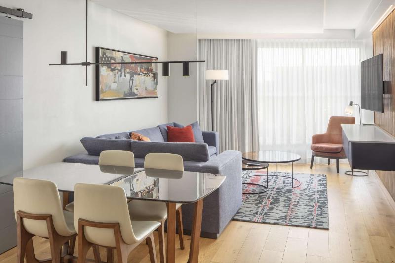 One-Bedroom King Suite with City View image 3