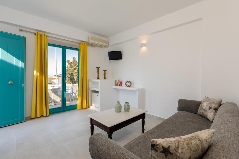 Deluxe Double Room with Balcony image 3